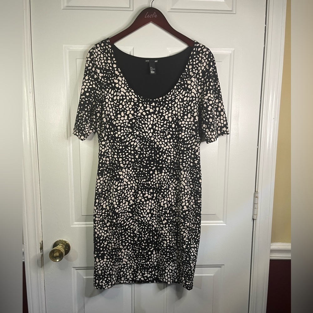 H & M‎ knee length scoop neck black and white dress.